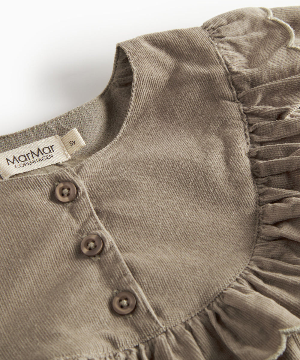 Beige babyfløjlskjole med lange ærmer, flæser og bølgekant til børn