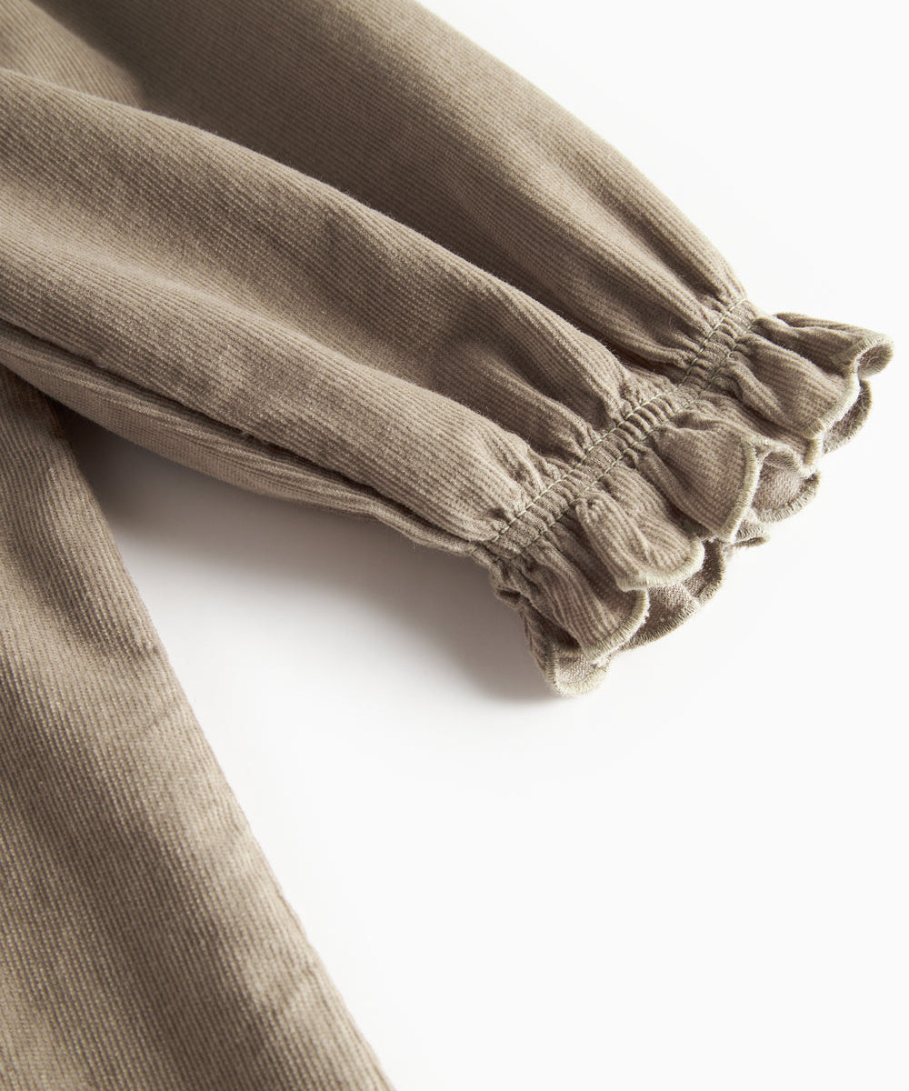 Beige babyfløjlskjole med lange ærmer, flæser og bølgekant til børn