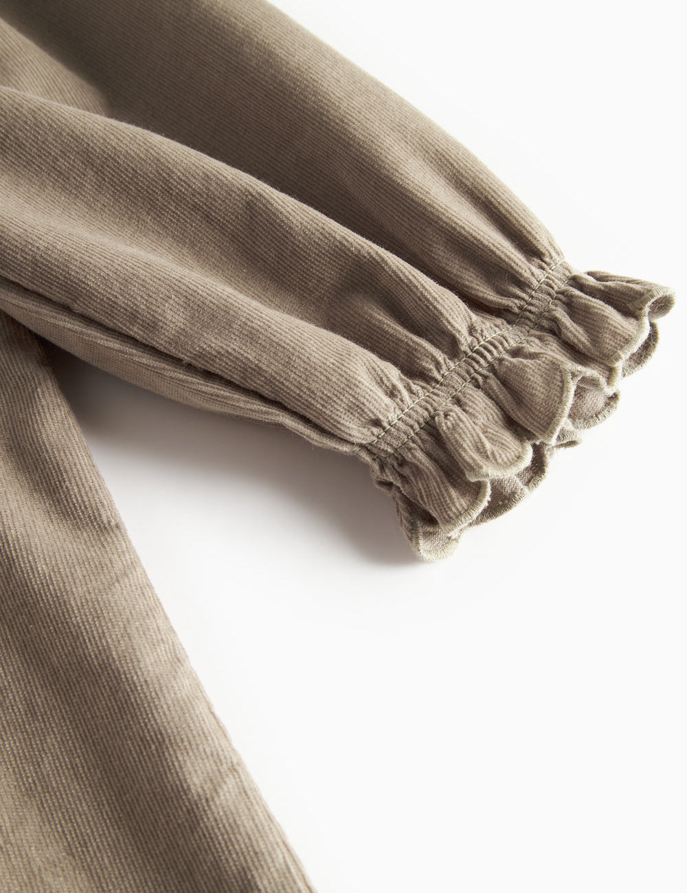 Beige babyfløjlskjole med lange ærmer, flæser og bølgekant til børn