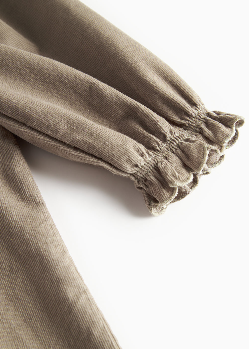 Beige babyfløjlskjole med lange ærmer, flæser og bølgekant til børn