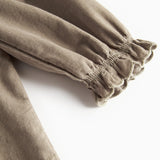 Beige babyfløjlskjole med lange ærmer, flæser og bølgekant til børn