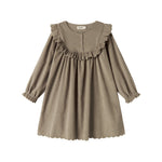 Beige babyfløjlskjole med lange ærmer, flæser og bølgekant til børn