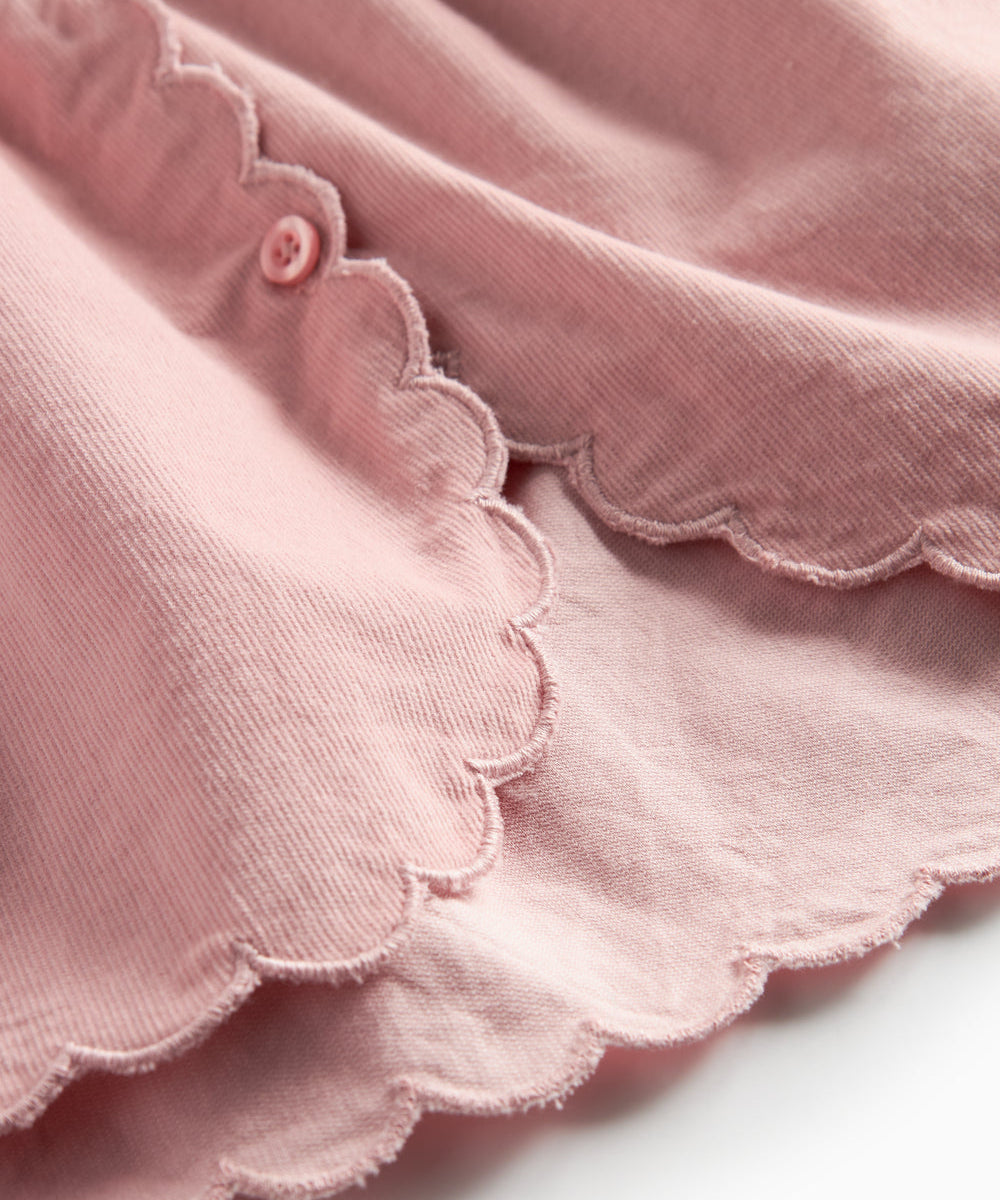 Lyserød nederdel i babyfløjl med knapper og bølgekant til børn