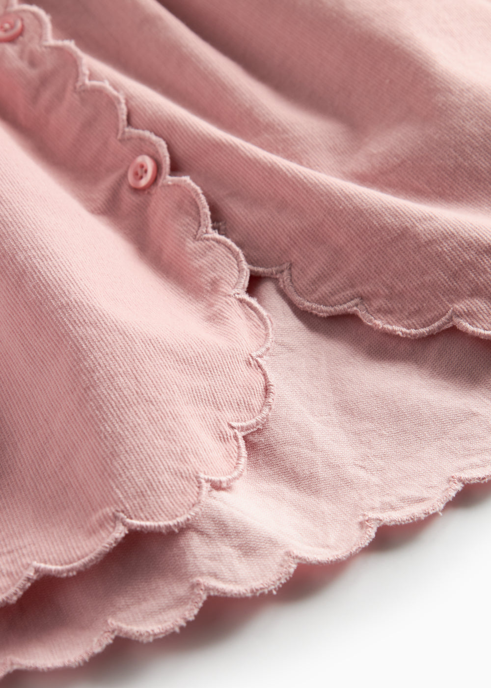 Lyserød nederdel i babyfløjl med knapper og bølgekant til børn