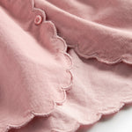 Lyserød nederdel i babyfløjl med knapper og bølgekant til børn