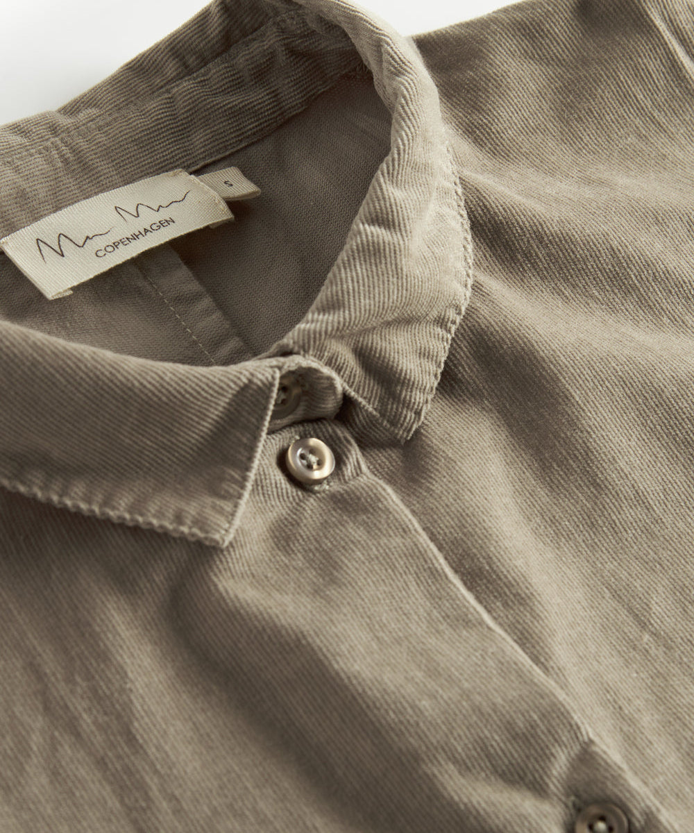 Beige skjorte med lange ærmer til kvinder