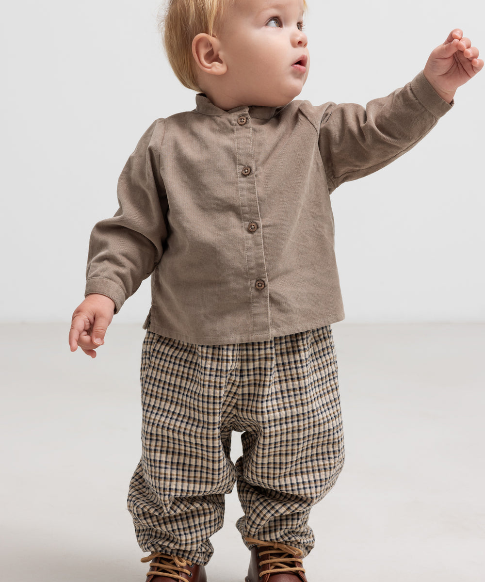 Lille dreng iført brun ternede bukser i crepet bomuld