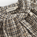 Brun ternet bluse til børn med sløjfedetalje i halsen