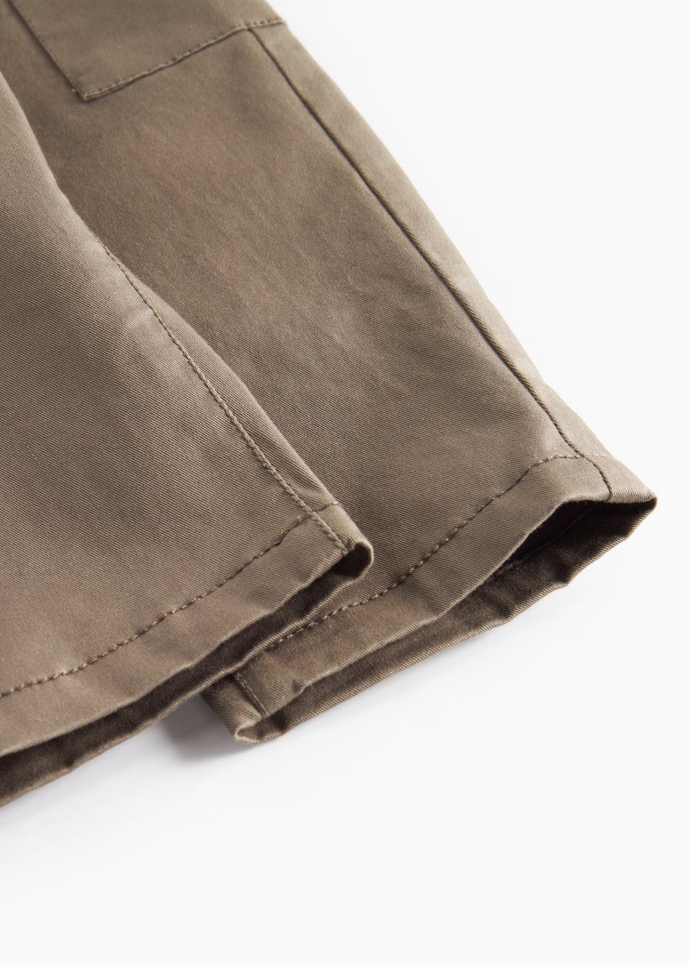 Nærbillede af khaki bukser til børn