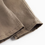 Nærbillede af khaki bukser til børn