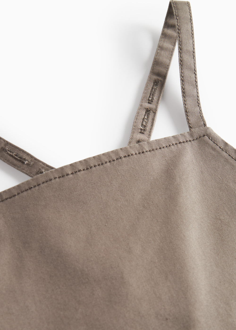 Detaljebillede af stropper på selebukser til børn