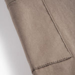 Detaljebillede af lomme på selebukser til børn