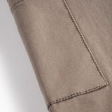 Detaljebillede af lomme på selebukser til børn