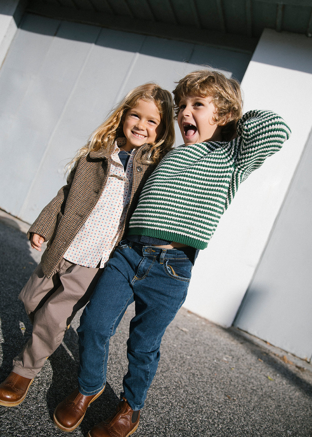 Gruppe børn iført striktrøjer udendørs