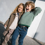 Gruppe børn iført striktrøjer udendørs