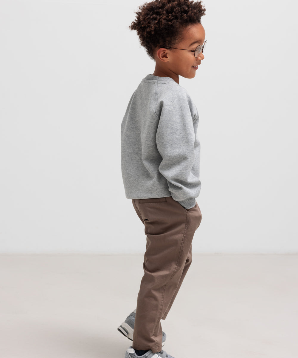 Barn iført grå trøje og brune bukser