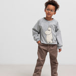 Dreng iført grå Moomin trøje og kaki bukser a