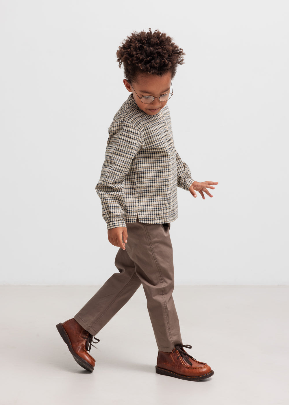 Dreng iført brun ternet skjorte i crepet bomuld