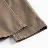 Detaljebillede af benafslutning på kaki bukser