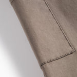 Detaljebillede af lomme på kaki selebukser