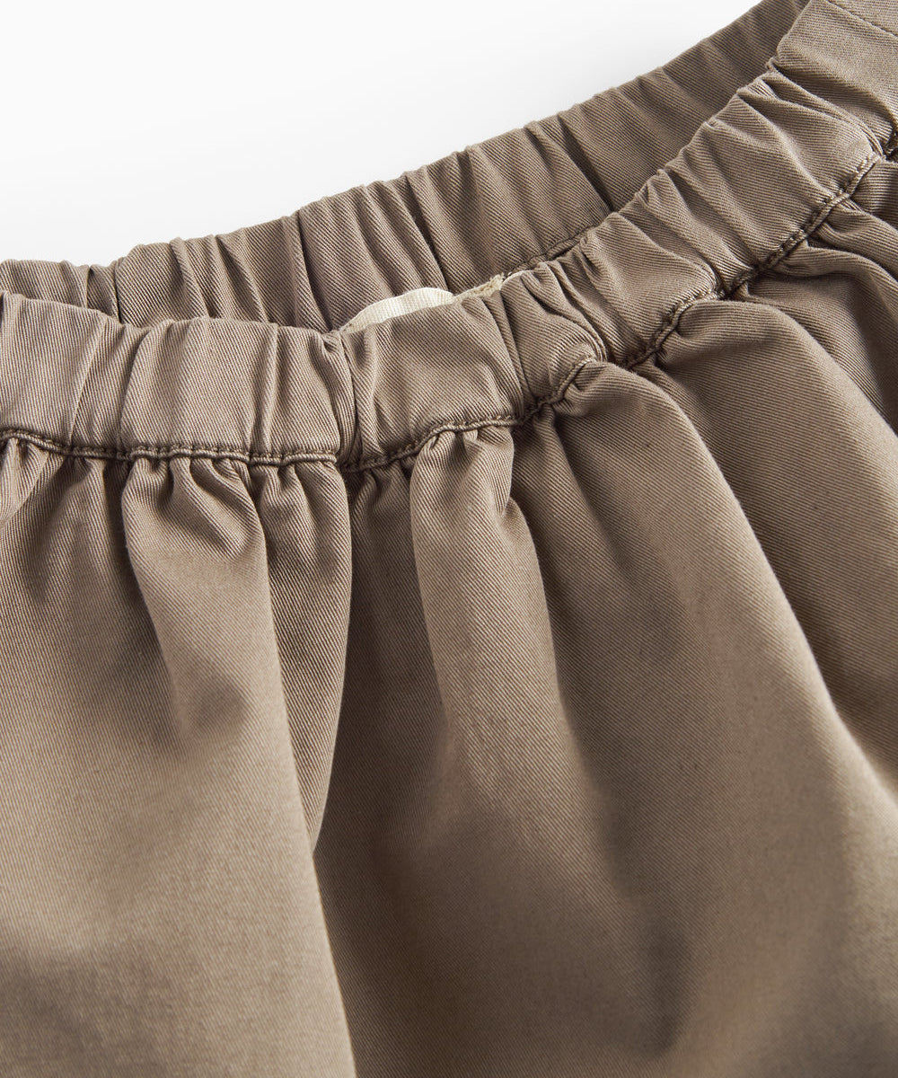 Detaljebillede af lomme på kaki nederdel