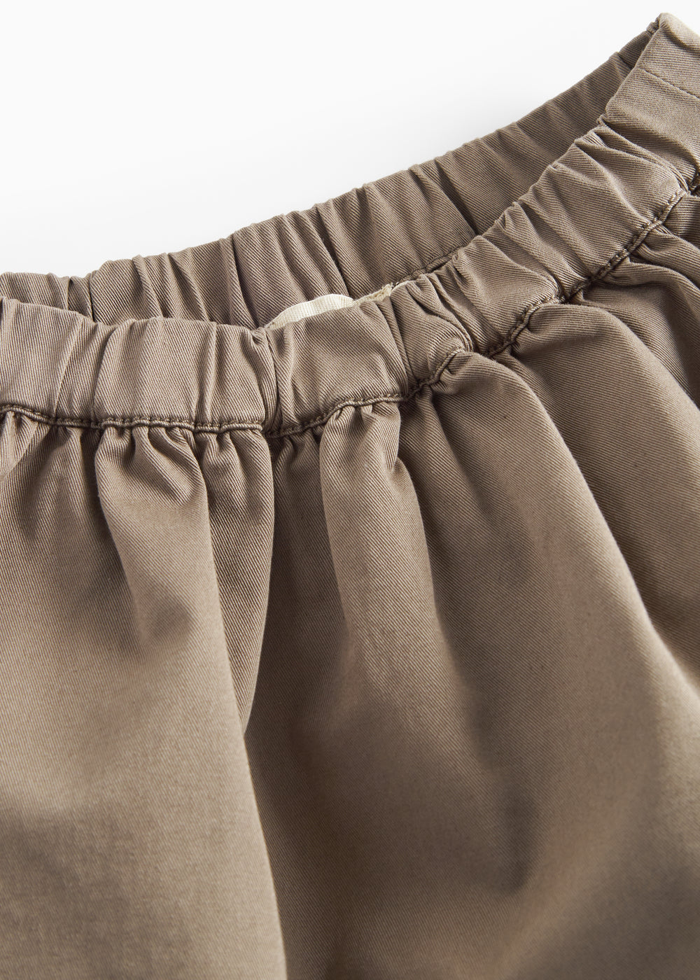 Detaljebillede af lomme på kaki nederdel