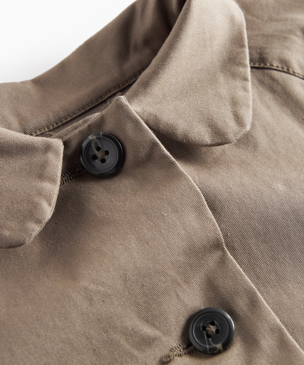 Detaljebillede af knapper på kaki chino frakke