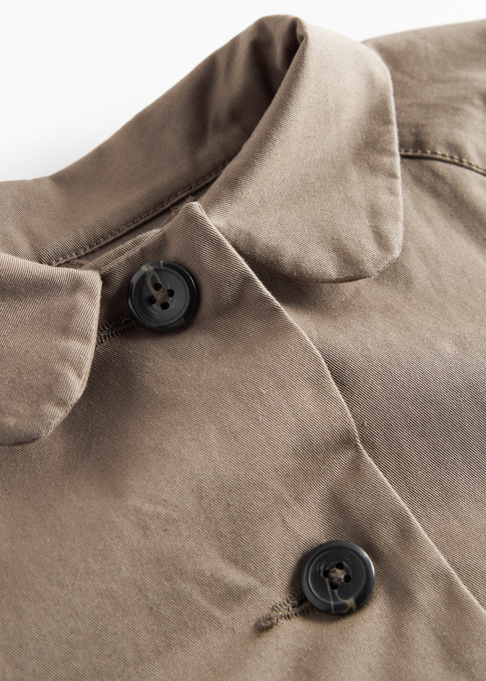 Detaljebillede af knapper på kaki chino frakke