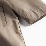 Detaljebillede af ærme og lomme på kaki chino frakke