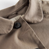 Detaljebillede af krave på kaki chino frakke