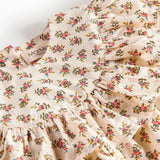 Nærbillede af kjole med blomstermønster og flæser