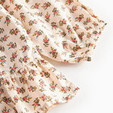 Nærbillede af kjole med blomstermønster og flæser