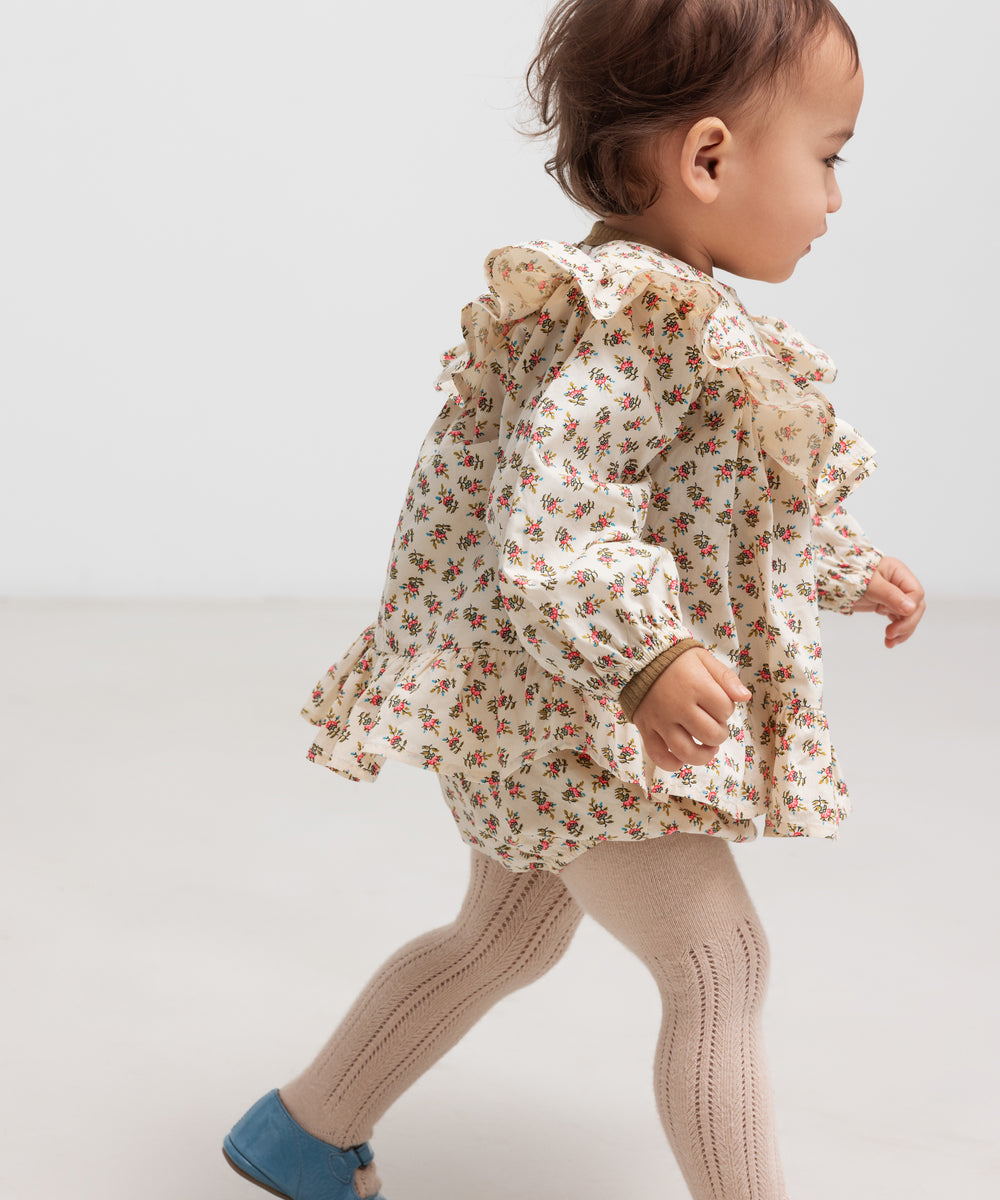 Børn iført kjole med blomstermønster og flæsedetaljer