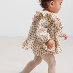 Børn iført kjole med blomstermønster og flæsedetaljer