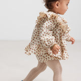 Baby iført bloomers med blomsterprint og elastisk talje