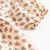 Nærbillede af kjoleærme med blomstermønster og elastik