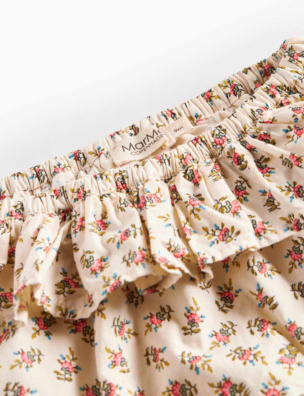 Detaljebillede af bloomers med blomstermønster og flæser