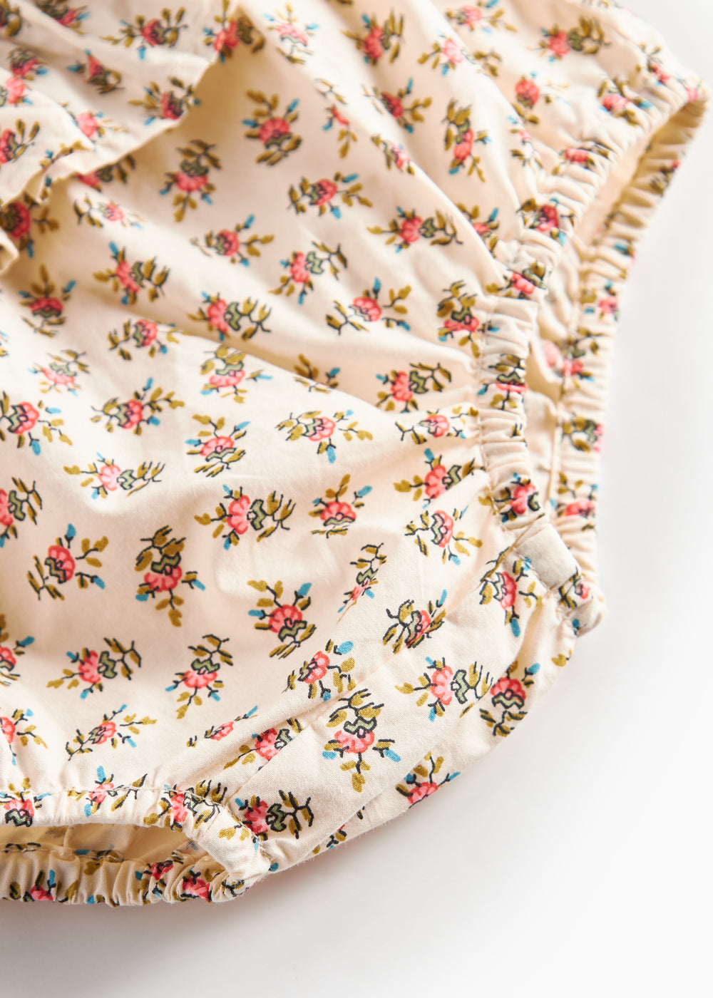 Detaljebillede af bloomers med blomstermønster og flæser