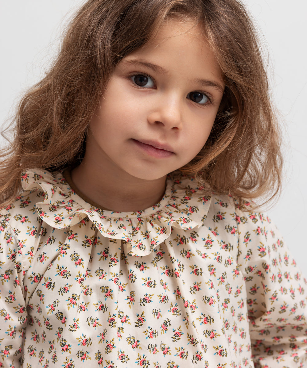 Børn i bluse med blomstermønster og flæsekrave