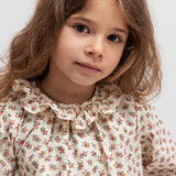 Børn i bluse med blomstermønster og flæsekrave