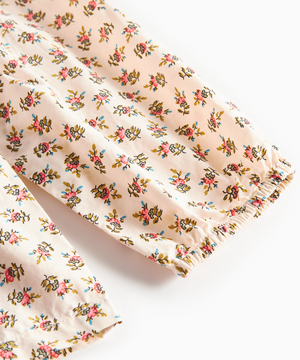 Nærbillede af bluseærme med blomstermønster