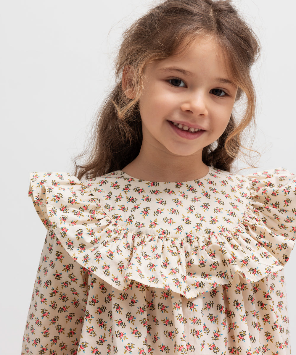 Børn i kjole med blomsterprint og flæser