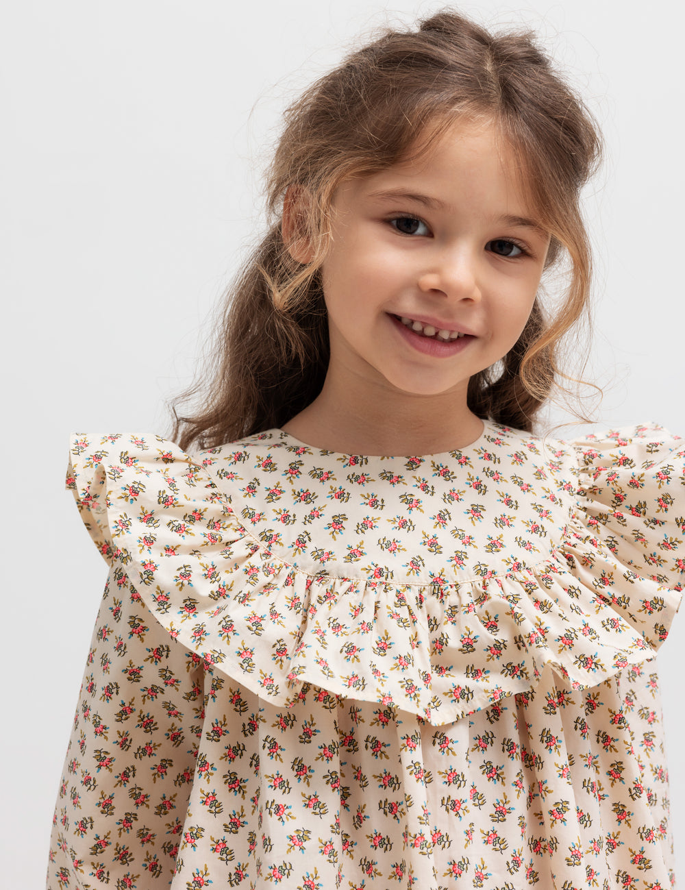 Børn i kjole med blomsterprint og flæser