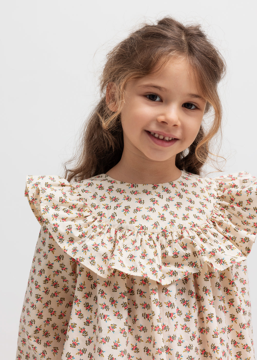 Børn i kjole med blomsterprint og flæser