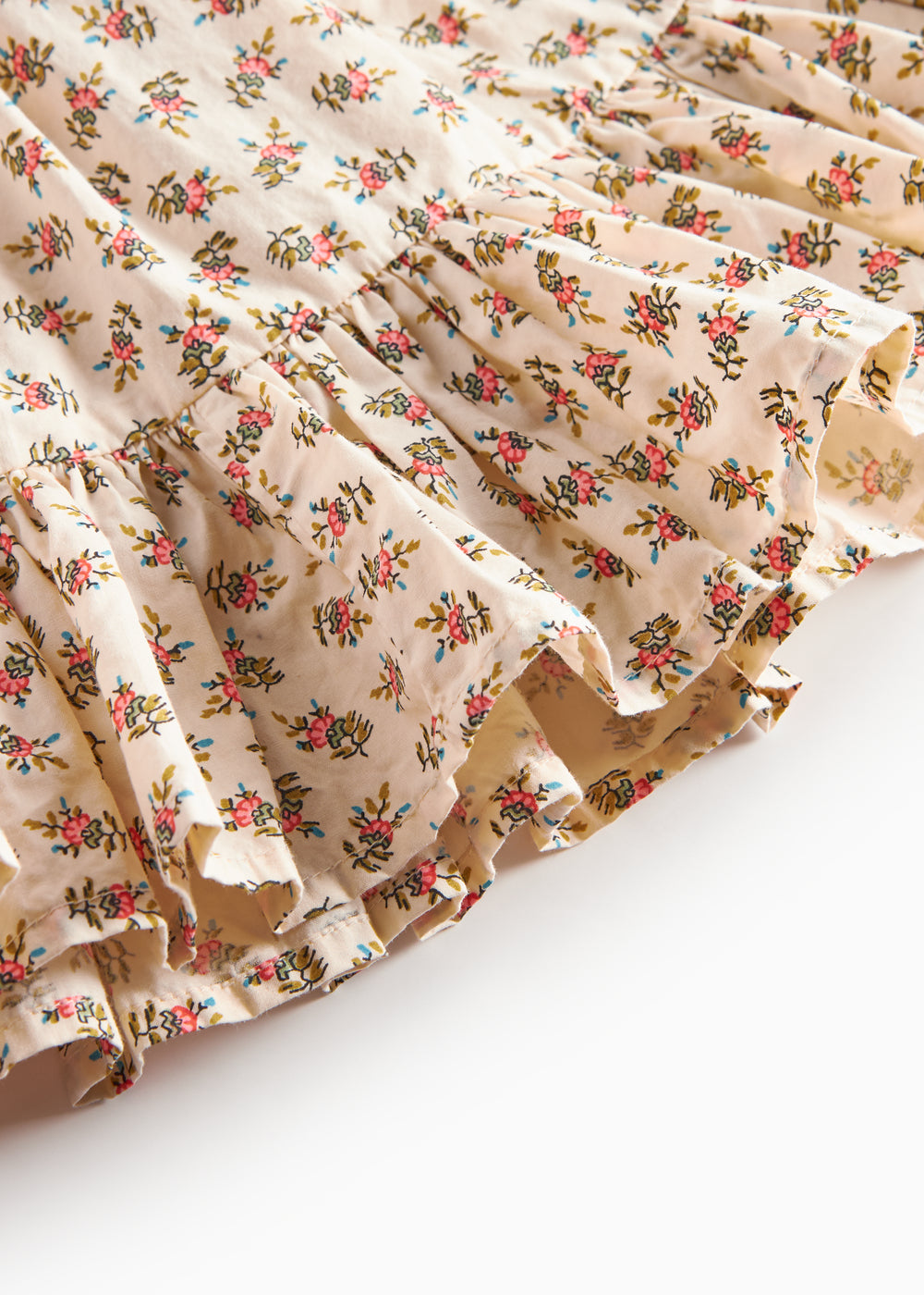 Nærbillede nederdel med blomsterprint og flæsekant