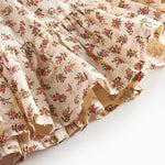 Nærbillede nederdel med blomsterprint og flæsekant