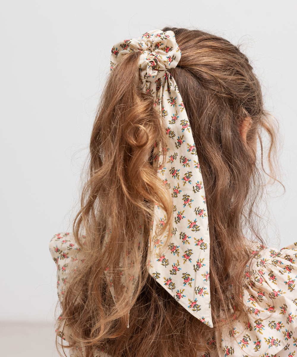 Hårelastik med blomsterprint bundet i hår