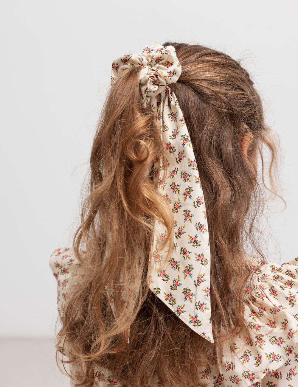 Hårelastik med blomsterprint bundet i hår