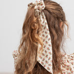 Hårelastik med blomsterprint bundet i hår