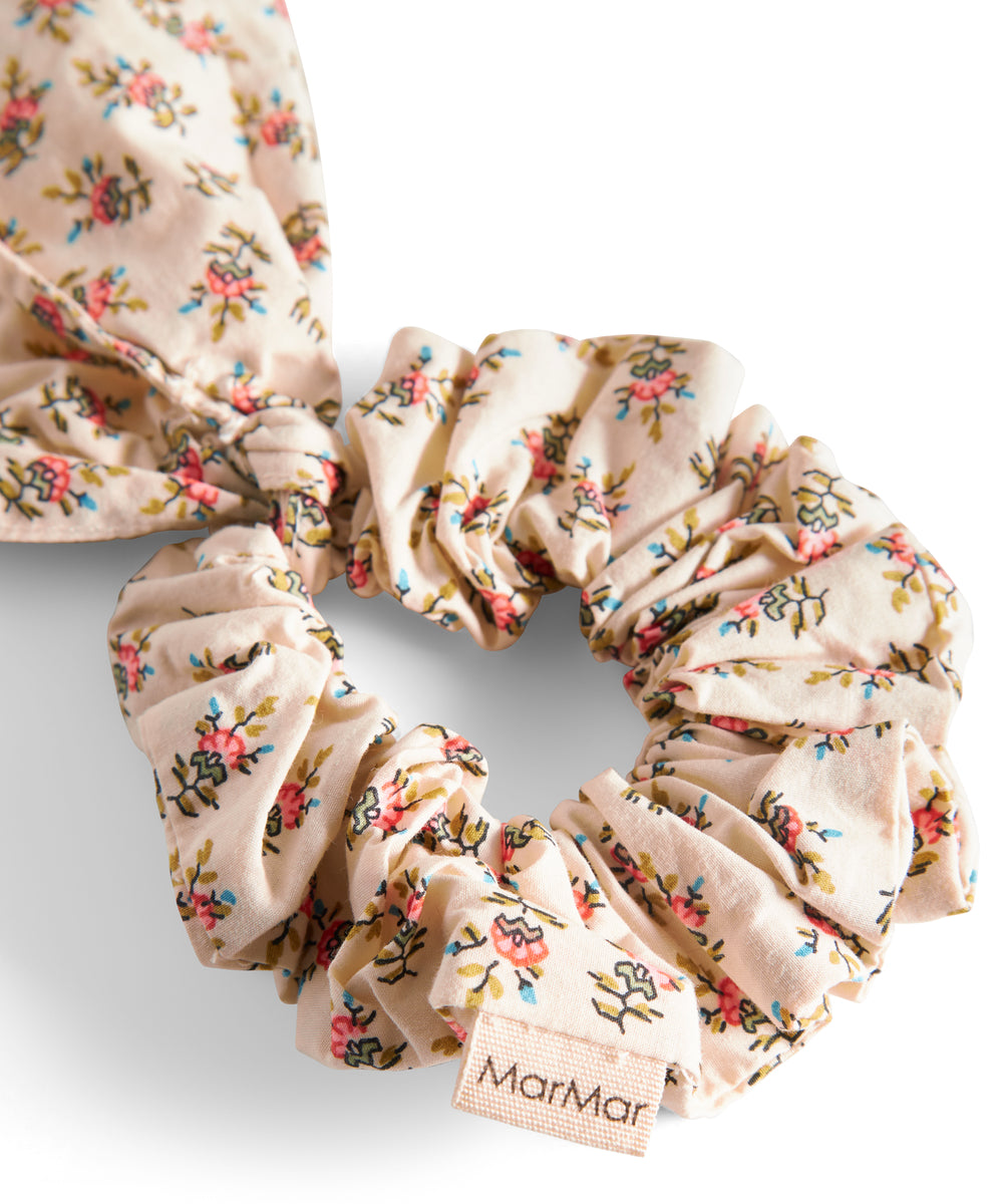 Detaljebillede af hårelastik med Marmar label